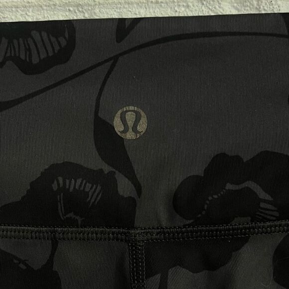 Lululemon Wunder Under Crop II *Full-On Luxtreme Flat Inky Floral Size 6 - Picture 3 of 5
